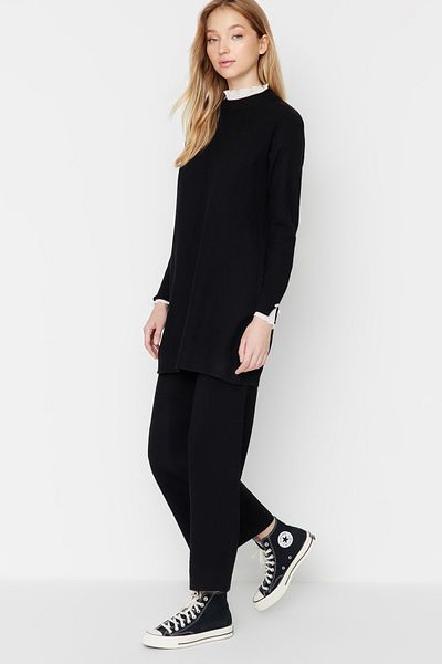 Trendyol Modest Schwarzer Strickanzug mit Pullover- und Hosenteil und Perlenbesatz und Tülldetail TCTAW23US00088