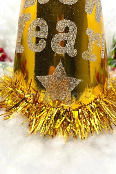 Huzur Party Store Χρυσό Χρώμα Πρωτοχρονιάτικο Καπέλο Χάρτινο Καλή Πρωτοχρονιά Τυπωμένο Glittery Shiny Tassels Χρυσοκίτρινο Μεγάλο Μέγεθος