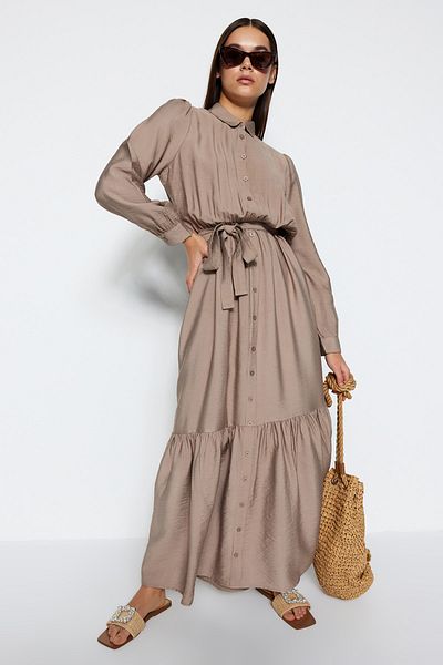 Trendyol Modest Nerzfarbenes, schulterfreies Hemdkleid mit Volant-Knöpfen und gewebtem Hemdkleid TCTSS21EL3887