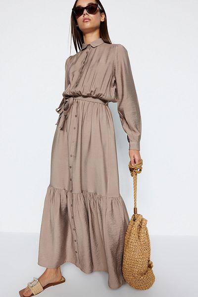 Trendyol Modest Nerzfarbenes, schulterfreies Hemdkleid mit Volant-Knöpfen und gewebtem Hemdkleid TCTSS21EL3887