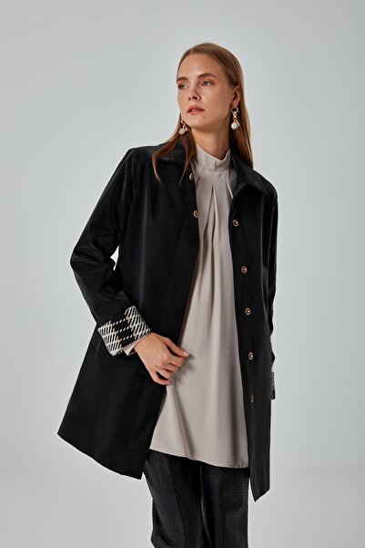 Mizalle Czarny trencz z dekoracją w środku