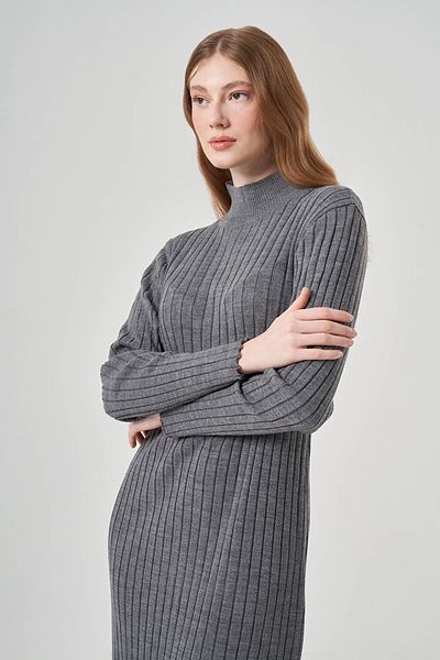 Mizalle Tmavě šedé šaty ze šňůrového úpletu