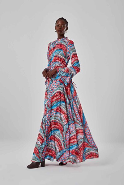 Mizalle فستان ملون مع نمط طوق مطوي