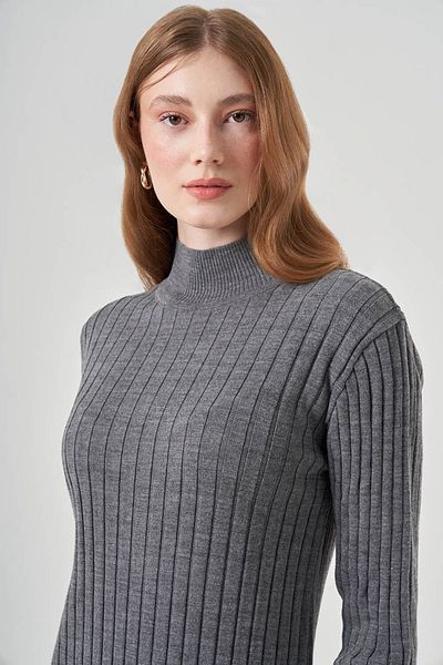 Mizalle Tmavě šedé šaty ze šňůrového úpletu