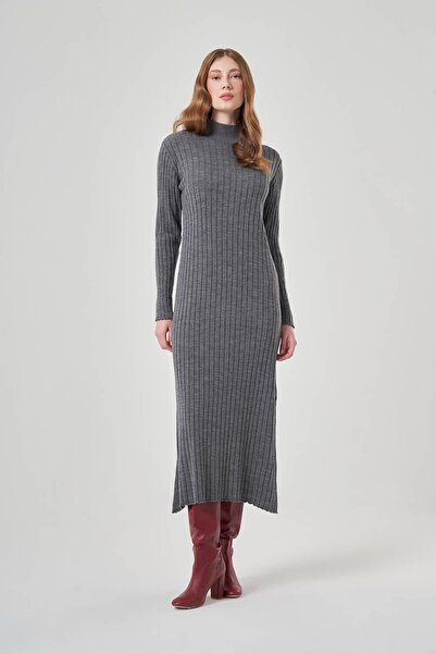 Mizalle Tmavě šedé šaty ze šňůrového úpletu