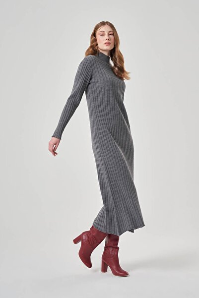 Mizalle Tmavě šedé šaty ze šňůrového úpletu