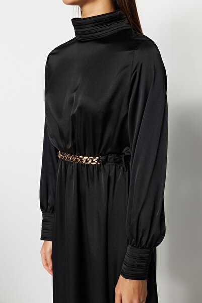 Trendyol Modest Detailní večerní tkané šaty s černým límcem a manžetou TCTSS22EB0142