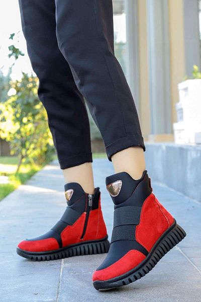 Mamito Ayakkabı HNM 9090 – Stiefel mit flacher Sohle und Gummidetails – Schwarz/Rot
