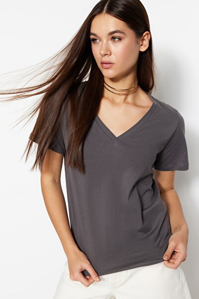 Trendyol Collection Βασικό πλεκτό μπλουζάκι με λαιμόκοψη σε V λαιμόκοψη - 100% βαμβάκι TWOSS23TS00001