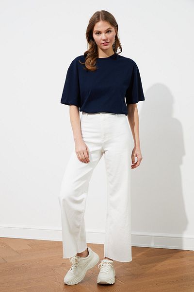 Trendyol Collection Námořnická modrá 100% bavlna Zadní část vyšívaná Uvolněný/široký uvolněný střih Posádka Výstřih Pletené tričko TWOSS20TS0121