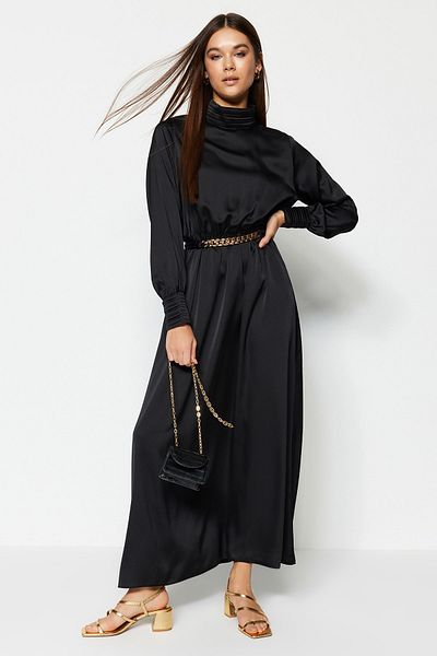 Trendyol Modest Schwarzes, gewebtes Abendkleid mit Kragen und Manschetten und detailliertem Gürtel TCTSS22EB0142