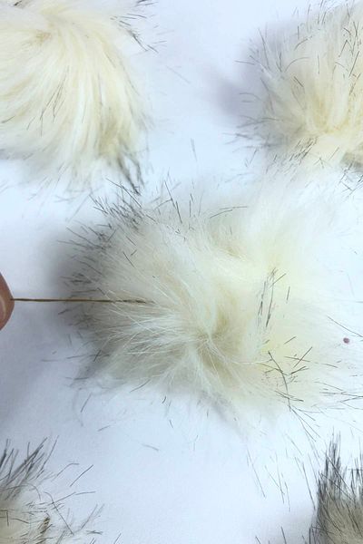 Hobigram Fur Pompom Bag Shoelace Ornament Feather Cream 1 Piece – Decorative Ribbon, Stylish Design, Women's Accessory