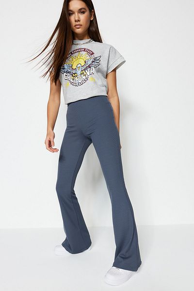 Trendyol Collection Anthrazitfarbene, gerippte, ausgestellte/ausgestellte Bein-Stretch-Leggings mit hoher Taille und hoher Taille TWOSS23PL00135