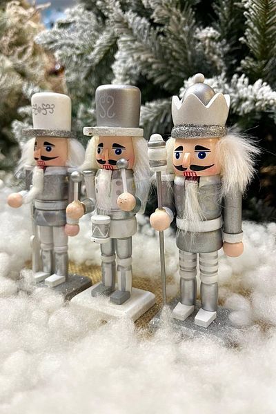 Huzur Party Store Ασημένιος Καρυοθραύστης Σετ 3 15 εκ. Spear Drum Rifle Bullet Soldier Καρυοθραύστης Χριστουγεννιάτικη Πρωτοχρονιάτικη διακόσμηση