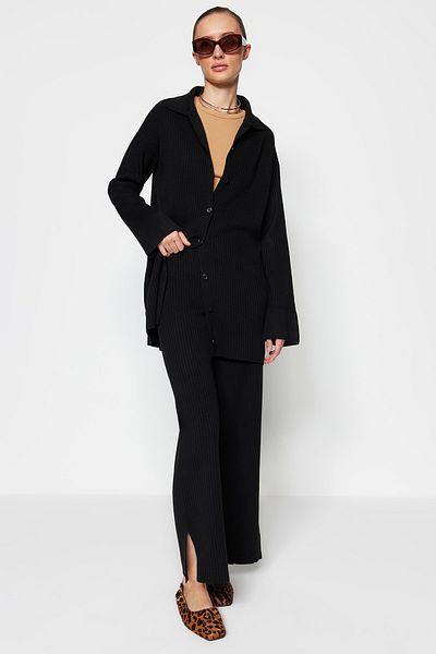 Trendyol Modest Schwarzes Strickset mit Cardigan und Hose mit Schlitzdetail TCTAW23US00028