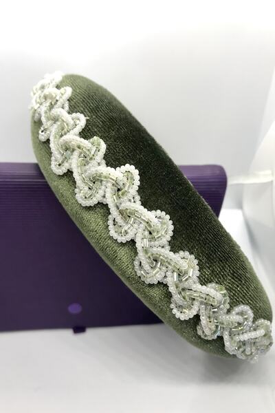 alsaccessories Coroana de păr elegantă brodata cu mărgele argintii și albe încrucișate pe coroana de catifea verde