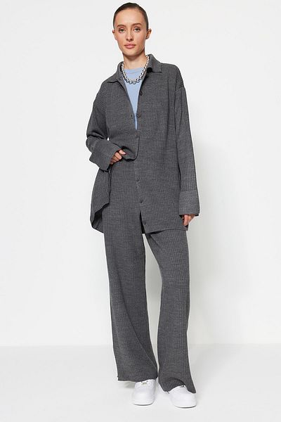 Trendyol Modest Anthrazitfarbenes Strickset mit Cardigan und Hose und Schlitzdetail TCTAW23US00028