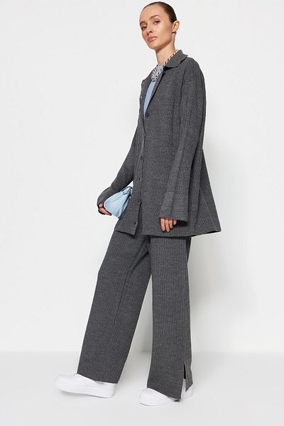Trendyol Modest Anthrazitfarbenes Strickset mit Cardigan und Hose und Schlitzdetail TCTAW23US00028