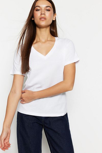 Trendyol Collection Weißes gestricktes T-Shirt aus 100 % Baumwolle mit V-Ausschnitt – TWOSS23TS00001