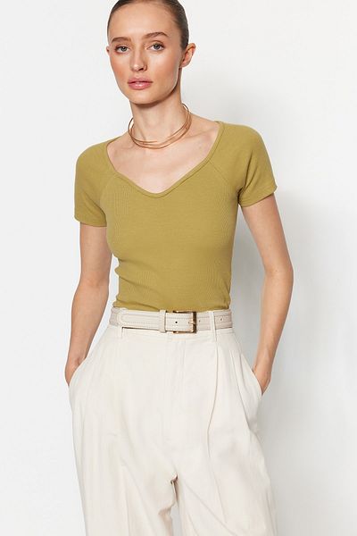 Trendyol Collection Fettgrüne, figurbetonte Stretch-Strickbluse aus Cord-Baumwolle TWOSS21BZ0579