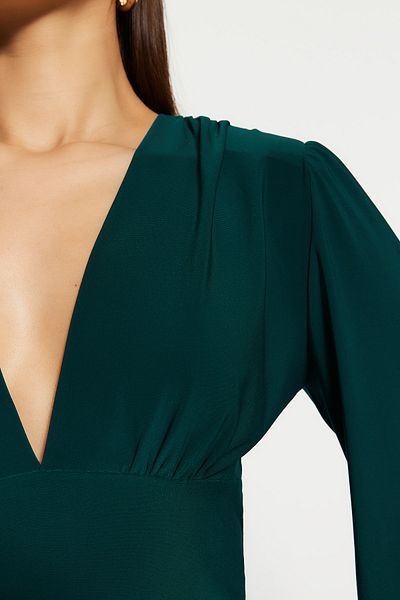 Trendyol Collection Smaragdgrüner, taillierter/taillierter Stretch-Strickbody mit Ballonärmeln und V-Ausschnitt TWOSS23BD00030