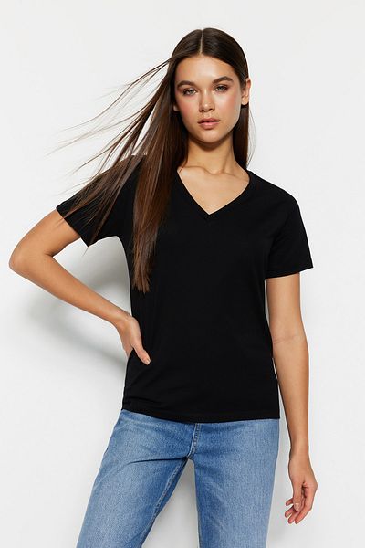 Trendyol Collection Schwarzes gestricktes T-Shirt aus 100 % Baumwolle mit V-Ausschnitt – TWOSS23TS00001