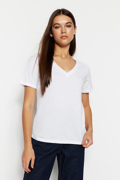 Trendyol Collection Weißes gestricktes T-Shirt aus 100 % Baumwolle mit V-Ausschnitt – TWOSS23TS00001
