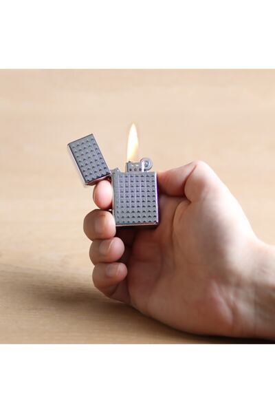 Genel Markalar Zippo Tasarım Kare Desenli Gümüş Renk Taşlı Çakmak
