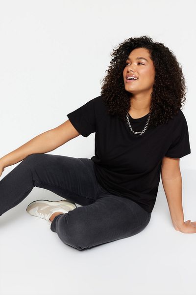 Trendyol Curve Schwarzes Basic-T-Shirt in Übergröße – 100 % Baumwolle, Rundhalsausschnitt TBBSS22TS0733