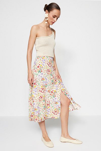 Trendyol Collection Viskosestoff - Ecrufarbener Midirock mit Blumenmuster und Schlitzdetail TWOSS20ET0230