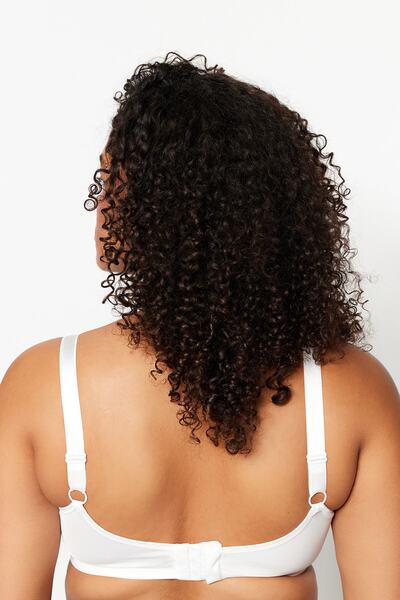 Trendyol Curve Σουτιέν με σταθερή επένδυση εκρού με διχτυωτό λεπτομέρεια, επαναδιαμορφώσιμο, μεγάλο μέγεθος TBBAW23CW00004