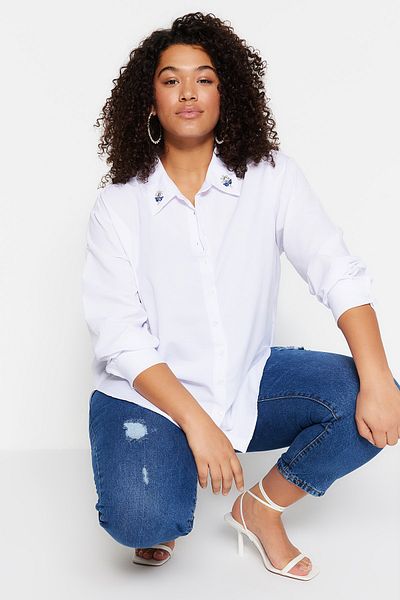Trendyol Curve Weißes Oversize-Hemd mit gewebtem Kragen TBBSS23AX00007