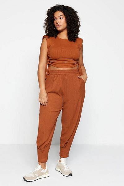 Trendyol Curve Gestrickte Plus-Size-Hose mit Karottenmuster und elastischem Bund TBBSS23AR00002