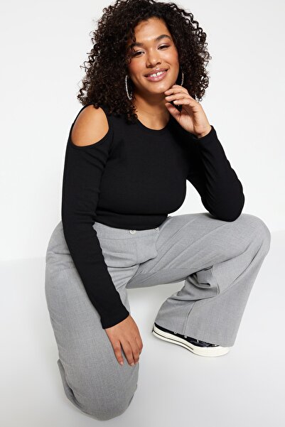 Trendyol Curve Černá pletená halenka na ramenou TBBSS22AF0045