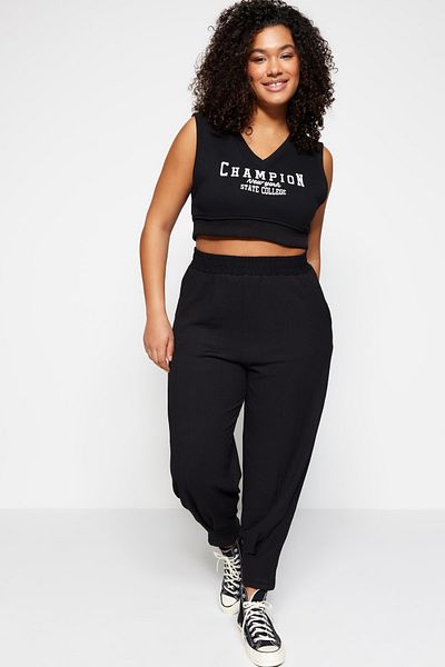 Trendyol Curve Schwarze Karotten-Fit-Strickhose mit elastischem Bund in Übergröße TBBSS23AR00002