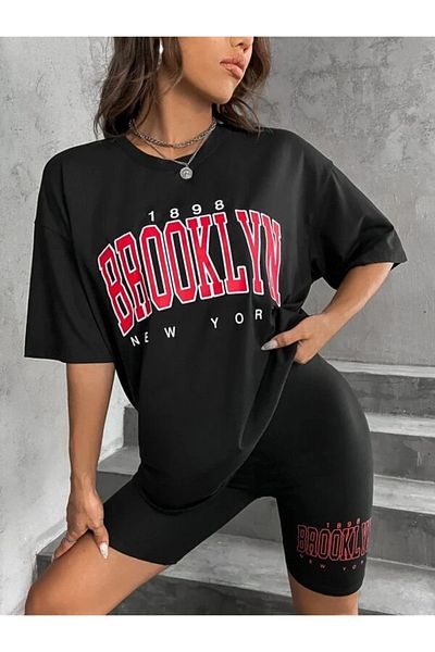 Black Sokak Női piros nyomtatott 1898 Brooklyn New York fekete, túlméretezett, nagy nyakú póló