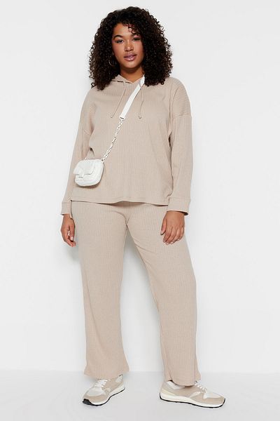 Trendyol Curve Plus Size Relaxed Fit Strick-Camisole-Set mit Kapuze und Revers – Hellbeige TBBAW23CP00016