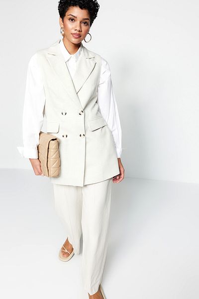 Trendyol Modest سترة مبطنة بأزرار على شكل عظمة منسوجة باللون الكريمي TCTSS23YL00005