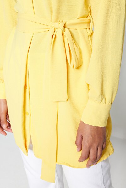 Trendyol Modest Žlutá skrytá tkaná košile s páskem TCTSS21TN0049
