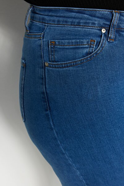 Trendyol Curve Tmavomodré úzke džínsy s vysokým pásom TBBAW23CJ00012