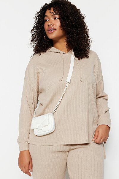 Trendyol Curve Pletená košilka s kapucí a výstřihem nadměrných velikostí – světle béžová Tbbaw23Cp00016