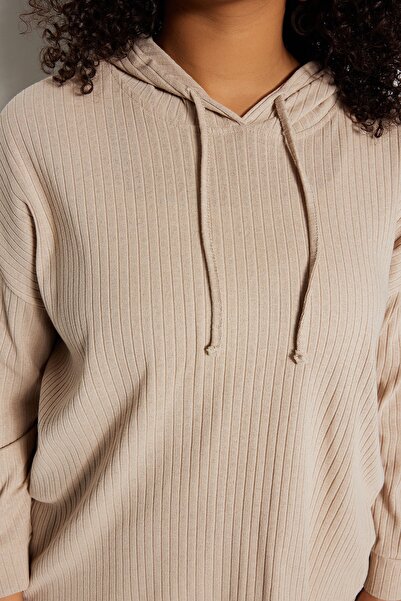 Trendyol Curve Pletená košilka s kapucí a výstřihem nadměrných velikostí – světle béžová Tbbaw23Cp00016