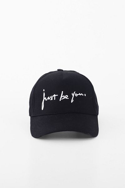 Kapin Vyšívaná čepice Just Be You Letter – černá