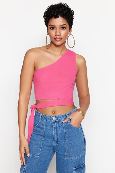 Trendyol Collection Fuchsiafarbene, taillierte One-Shoulder-Bluse aus geripptem Strick mit Detail TWOSS22BZ1558
