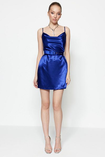 Trendyol Collection Saks Color Belted Saténové večerní šaty - Krátké stylové šaty TPRSS23EL00118