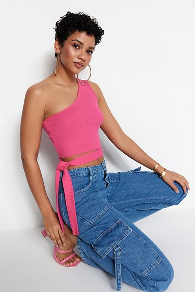 Trendyol Collection Fuchsiafarbene, taillierte One-Shoulder-Bluse aus geripptem Strick mit Detail TWOSS22BZ1558