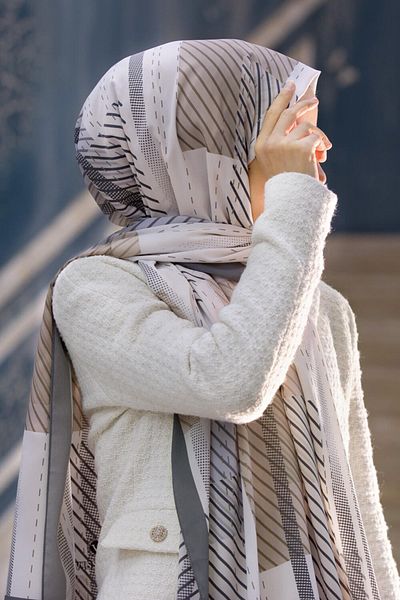 Vissona Γυναικείο σάλι πολυτελείας Medina Silk Μπεζ - Γκρι