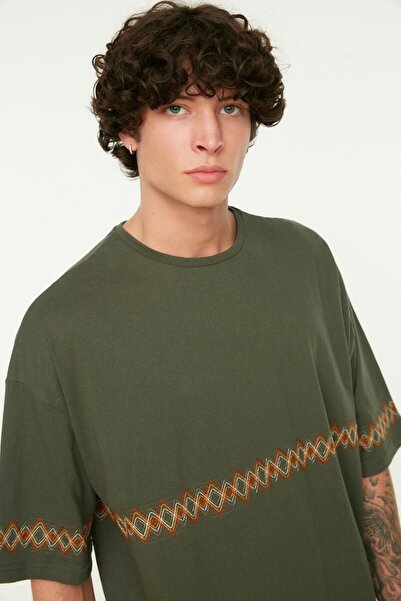 Trendyol Collection Haftowana bawełniana koszulka oversize w kolorze khaki z okrągłym dekoltem - TMNSS21TS1889
