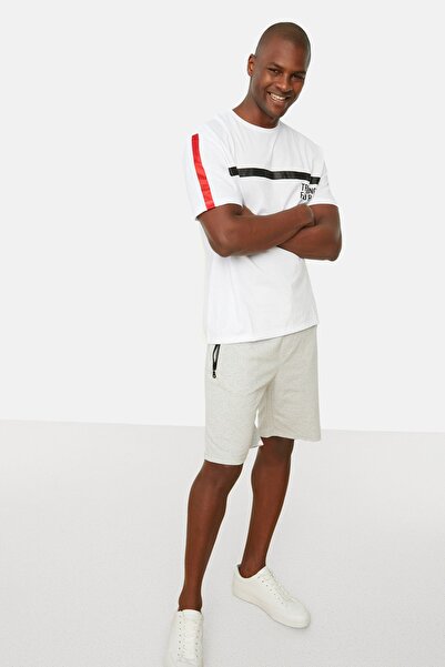 Trendyol Collection Weißes T-Shirt mit Rundhalsausschnitt und entspannter Pas...