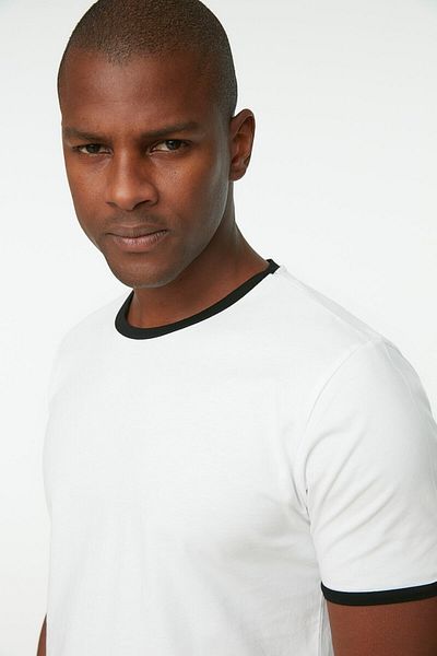 Trendyol Collection Λευκό T-shirt με λεπτή εφαρμογή με γιακά και μύτες για μανίκια από αντίθεση - 100% βαμβάκι TMNSS20TS1116